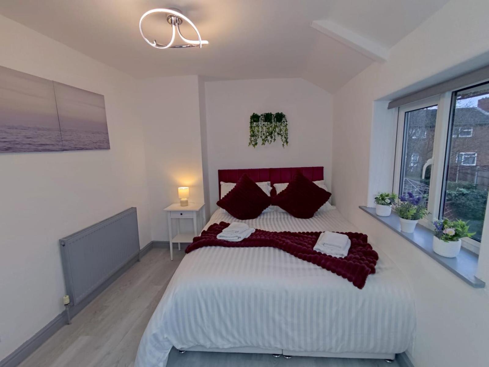 Comfortable 3 Bedrooms Leeds Beach House - Ideal For Family And Contractors - Free Parking For 2 Cars 외부 사진