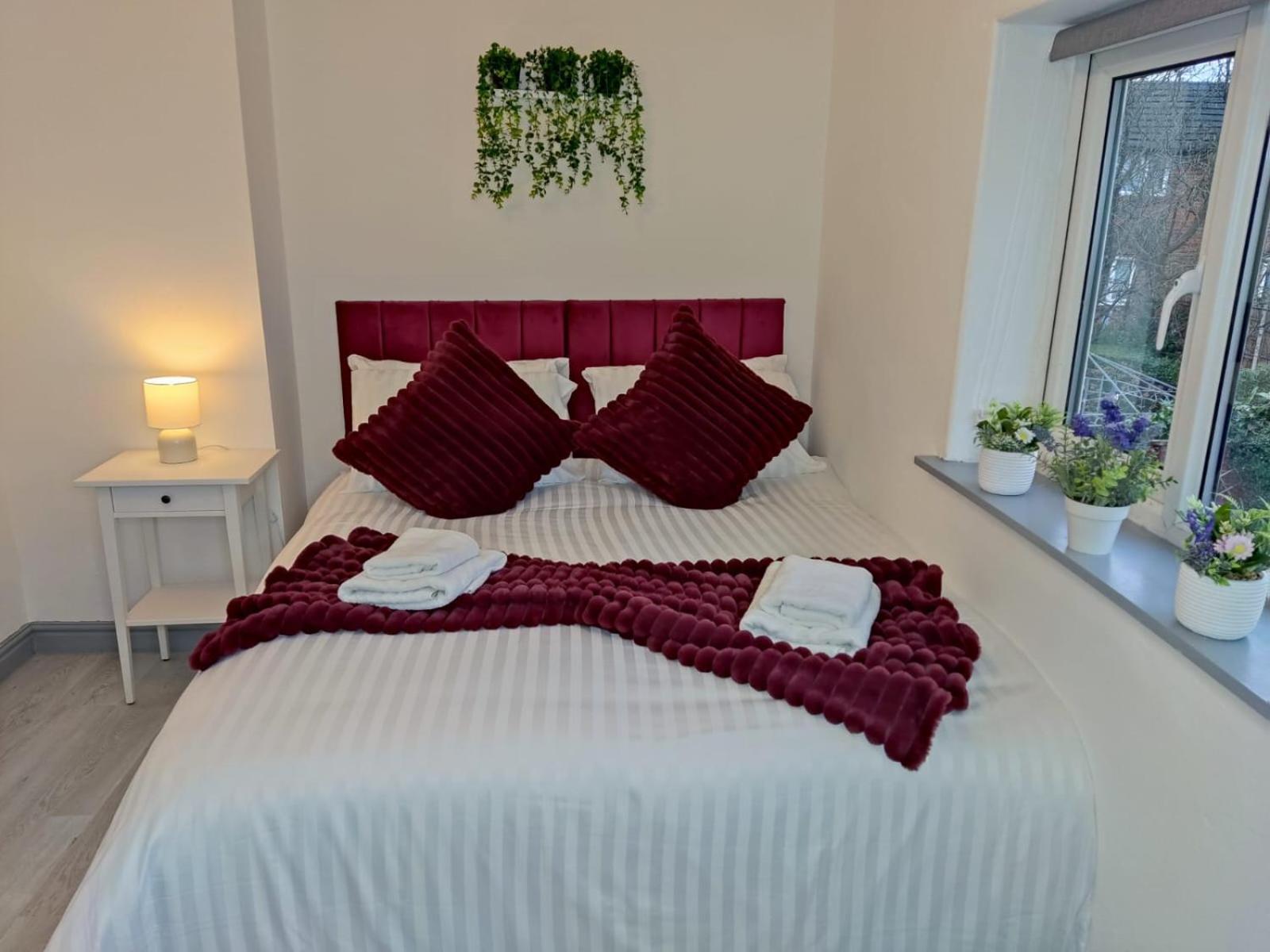 Comfortable 3 Bedrooms Leeds Beach House - Ideal For Family And Contractors - Free Parking For 2 Cars 외부 사진
