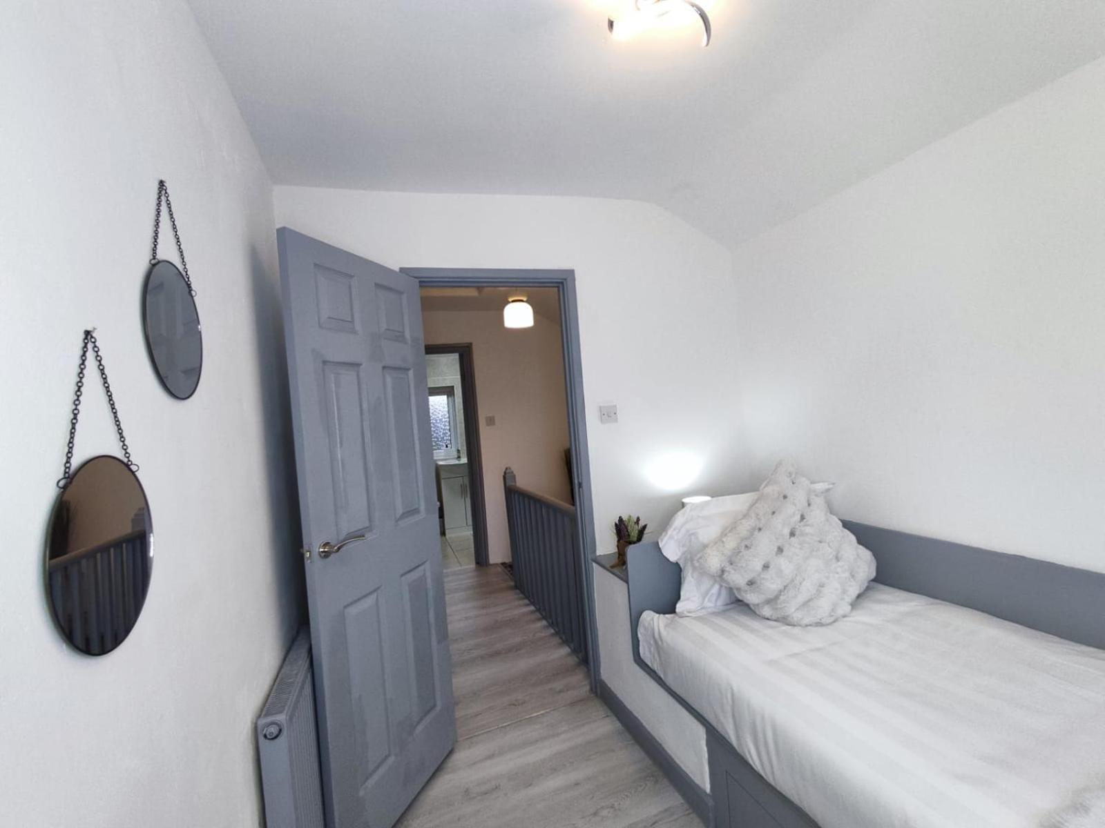 Comfortable 3 Bedrooms Leeds Beach House - Ideal For Family And Contractors - Free Parking For 2 Cars 외부 사진