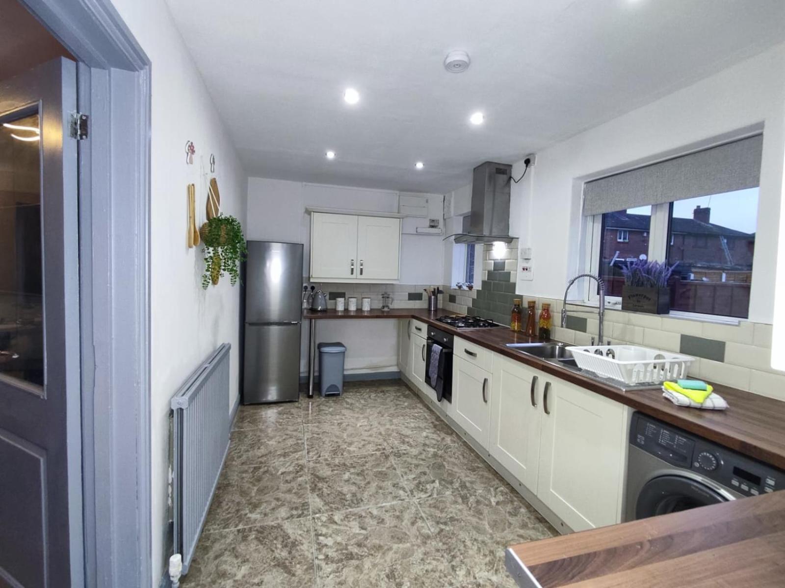 Comfortable 3 Bedrooms Leeds Beach House - Ideal For Family And Contractors - Free Parking For 2 Cars 외부 사진