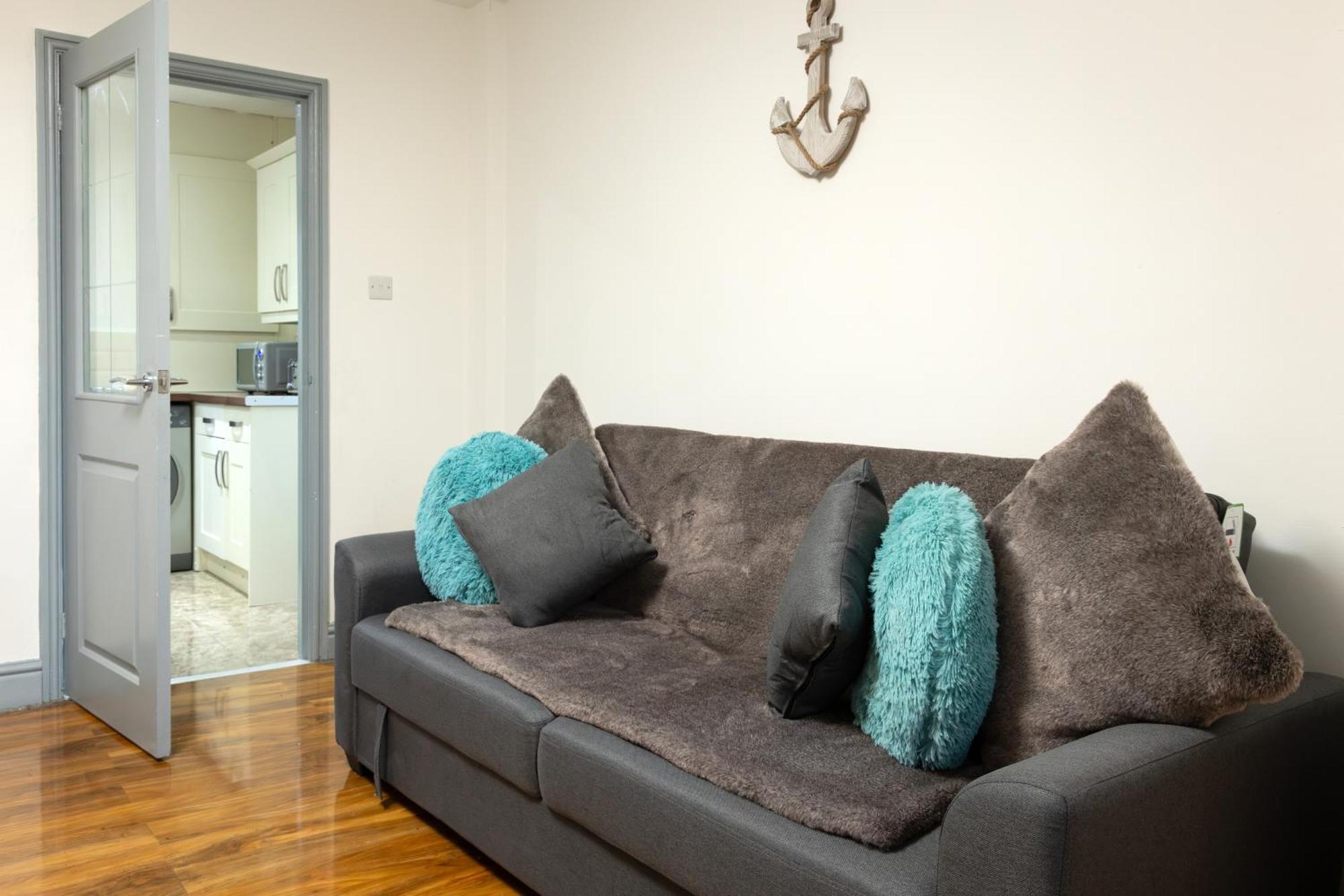 Comfortable 3 Bedrooms Leeds Beach House - Ideal For Family And Contractors - Free Parking For 2 Cars 외부 사진