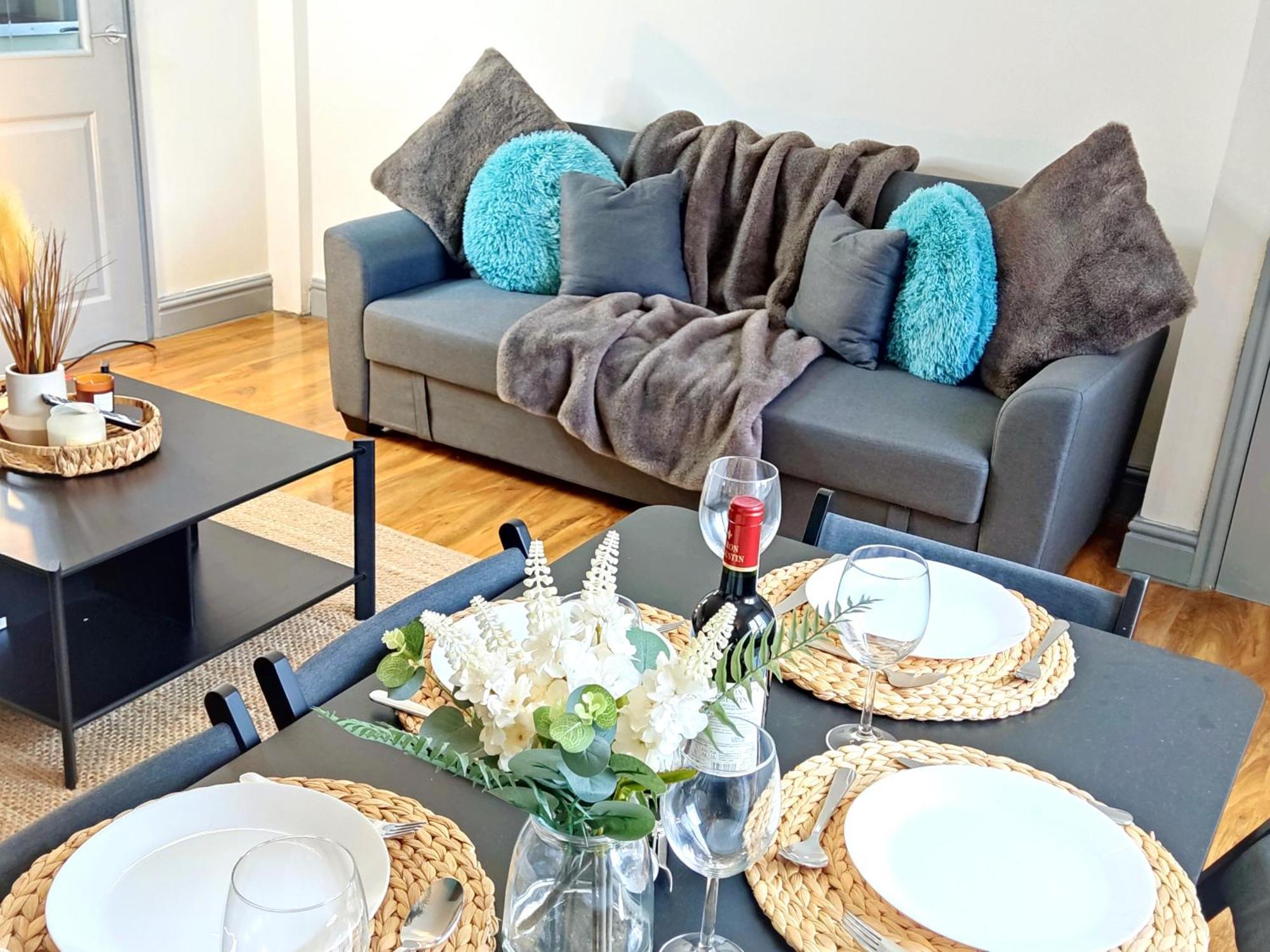 Comfortable 3 Bedrooms Leeds Beach House - Ideal For Family And Contractors - Free Parking For 2 Cars 외부 사진