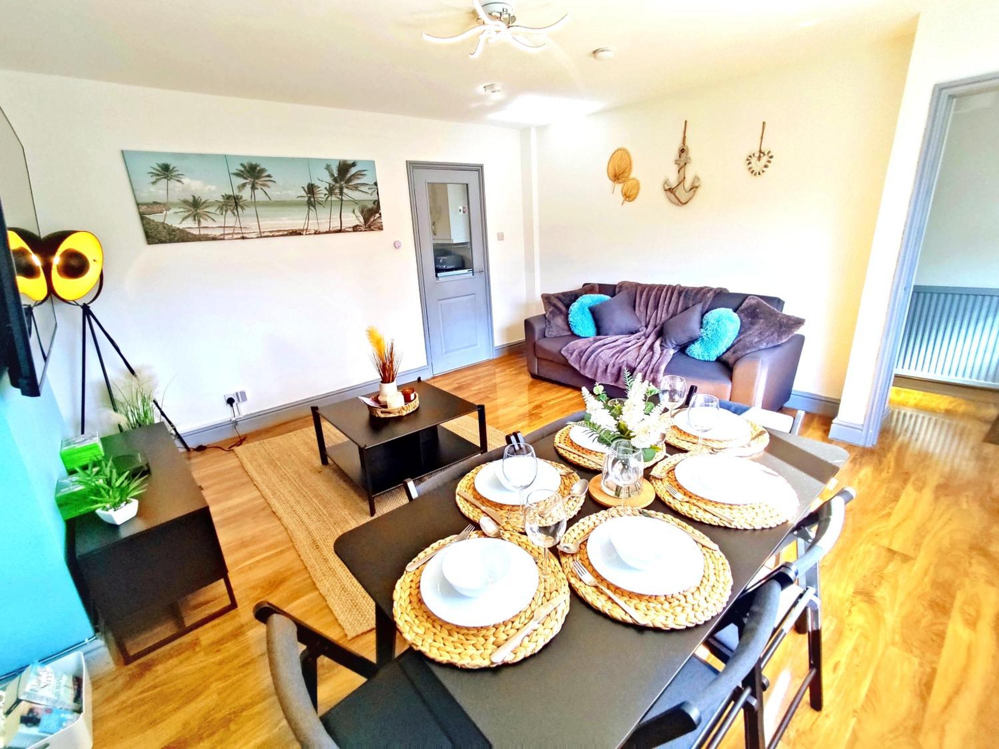 Comfortable 3 Bedrooms Leeds Beach House - Ideal For Family And Contractors - Free Parking For 2 Cars 외부 사진