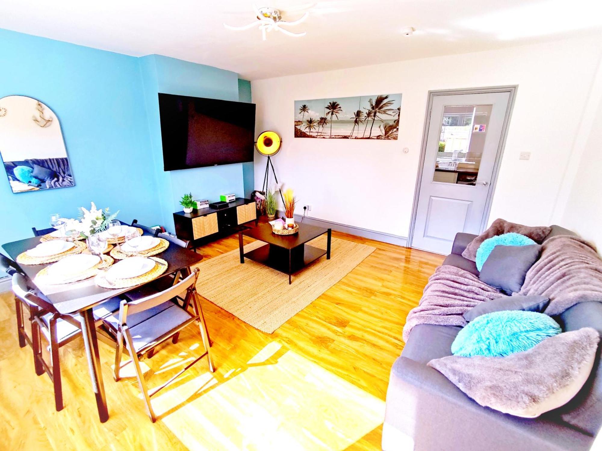 Comfortable 3 Bedrooms Leeds Beach House - Ideal For Family And Contractors - Free Parking For 2 Cars 외부 사진