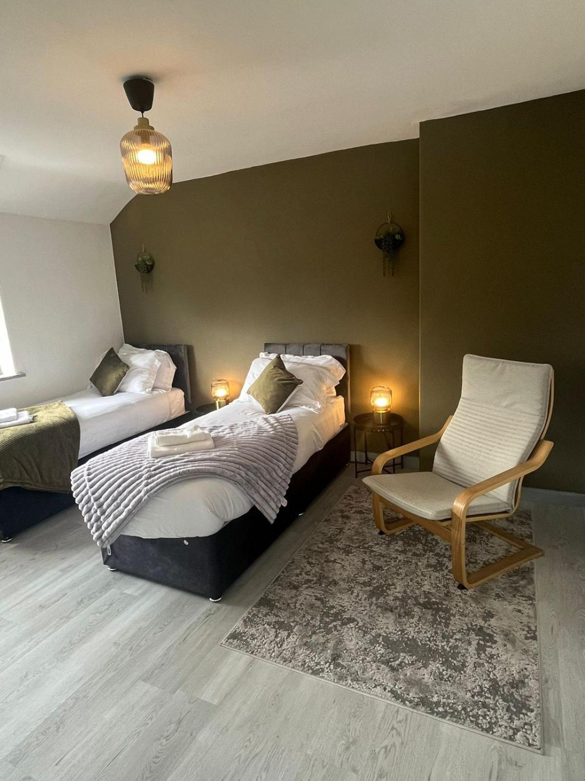 Comfortable 3 Bedrooms Leeds Beach House - Ideal For Family And Contractors - Free Parking For 2 Cars 외부 사진
