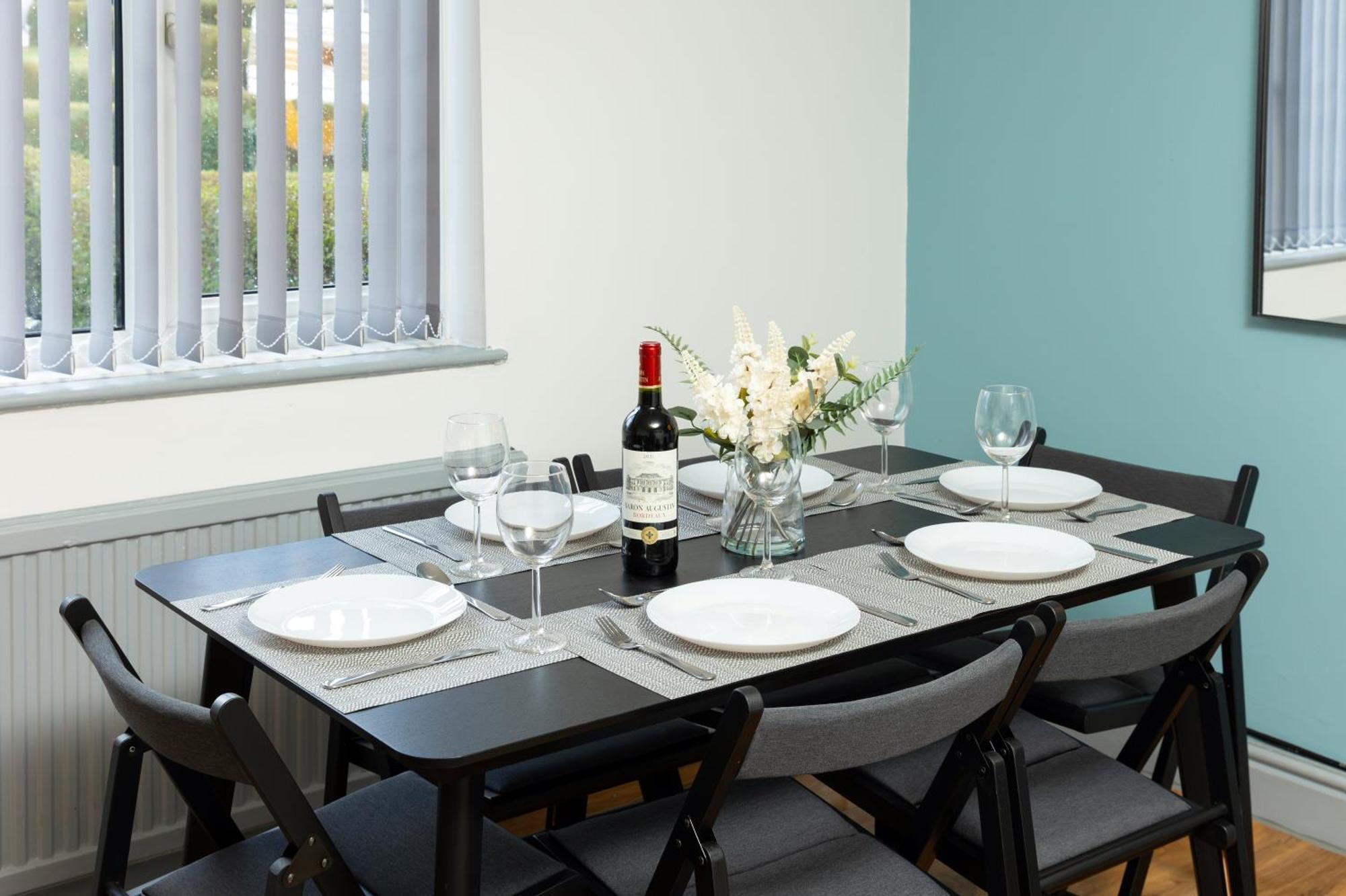 Comfortable 3 Bedrooms Leeds Beach House - Ideal For Family And Contractors - Free Parking For 2 Cars 외부 사진