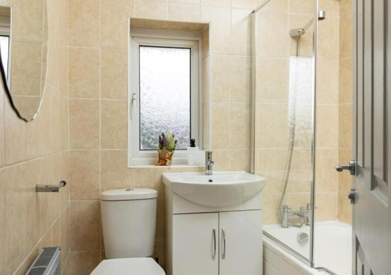 Comfortable 3 Bedrooms Leeds Beach House - Ideal For Family And Contractors - Free Parking For 2 Cars 외부 사진