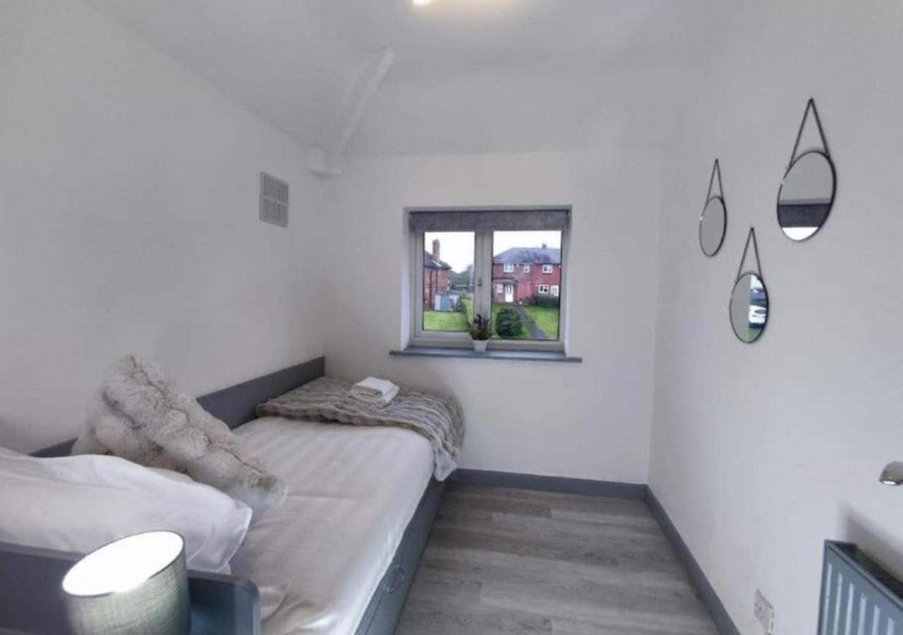 Comfortable 3 Bedrooms Leeds Beach House - Ideal For Family And Contractors - Free Parking For 2 Cars 외부 사진