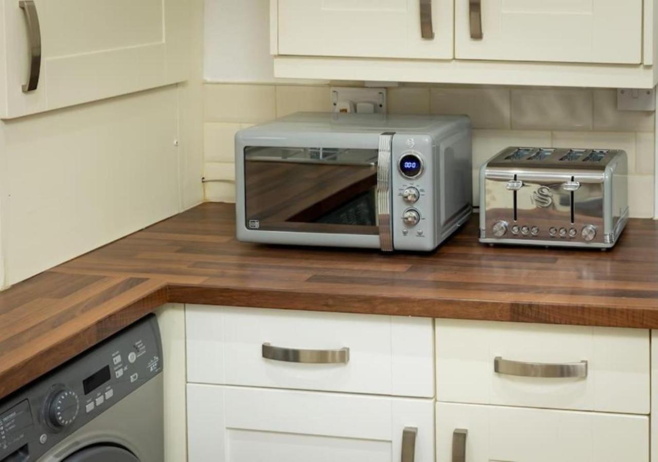 Comfortable 3 Bedrooms Leeds Beach House - Ideal For Family And Contractors - Free Parking For 2 Cars 외부 사진