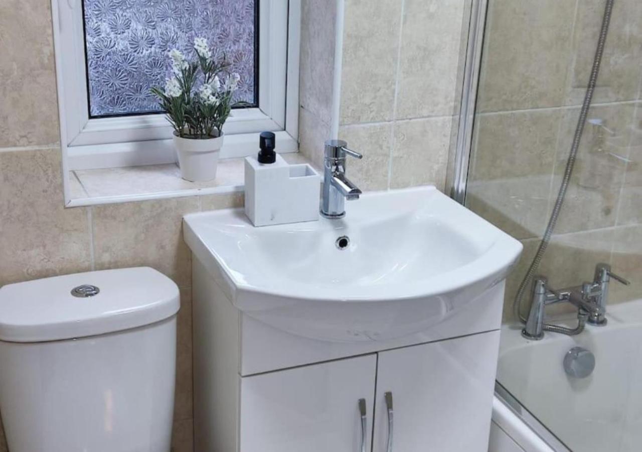 Comfortable 3 Bedrooms Leeds Beach House - Ideal For Family And Contractors - Free Parking For 2 Cars 외부 사진