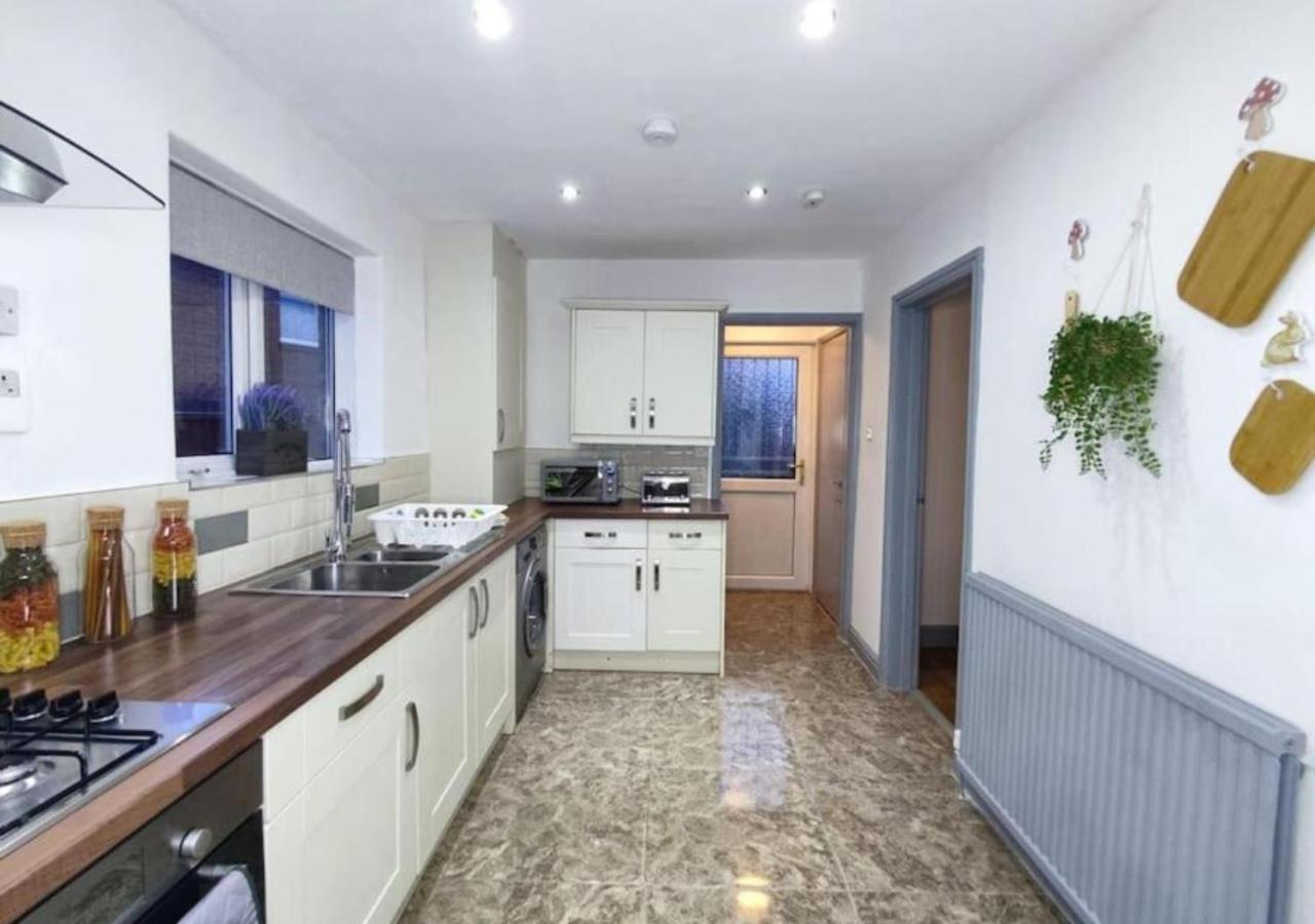 Comfortable 3 Bedrooms Leeds Beach House - Ideal For Family And Contractors - Free Parking For 2 Cars 외부 사진