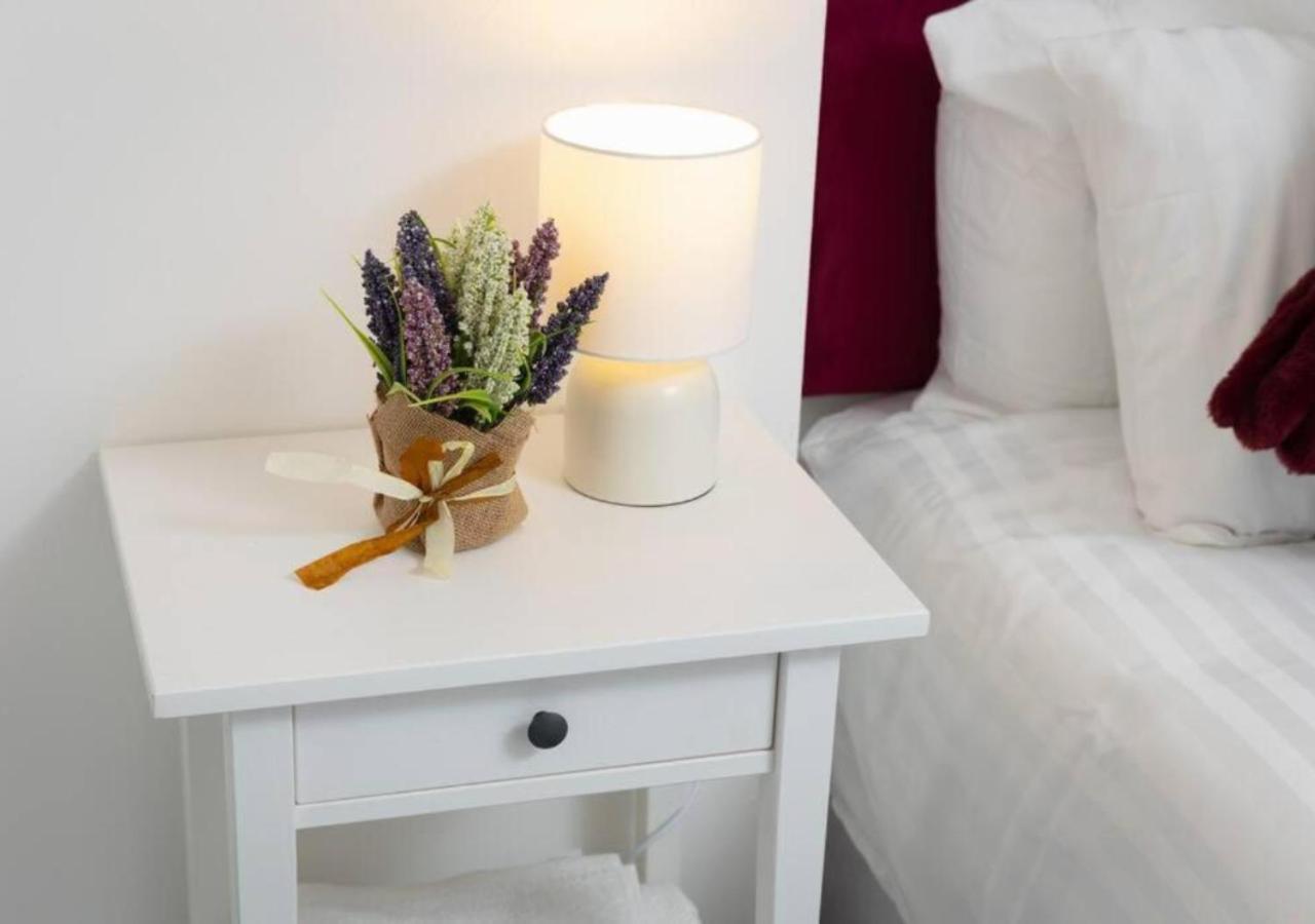 Comfortable 3 Bedrooms Leeds Beach House - Ideal For Family And Contractors - Free Parking For 2 Cars 외부 사진