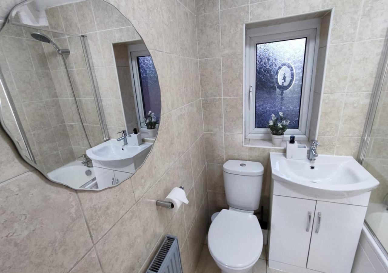 Comfortable 3 Bedrooms Leeds Beach House - Ideal For Family And Contractors - Free Parking For 2 Cars 외부 사진