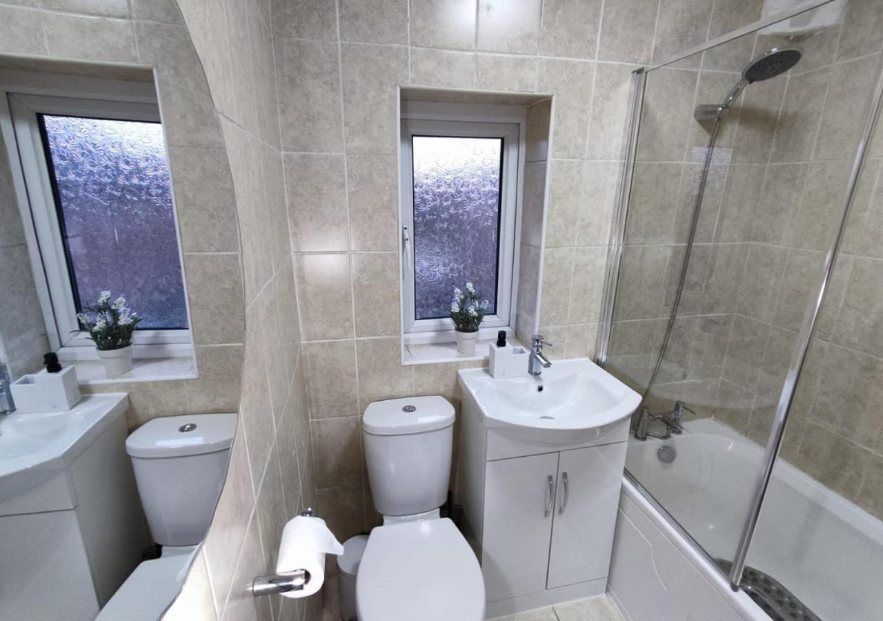 Comfortable 3 Bedrooms Leeds Beach House - Ideal For Family And Contractors - Free Parking For 2 Cars 외부 사진