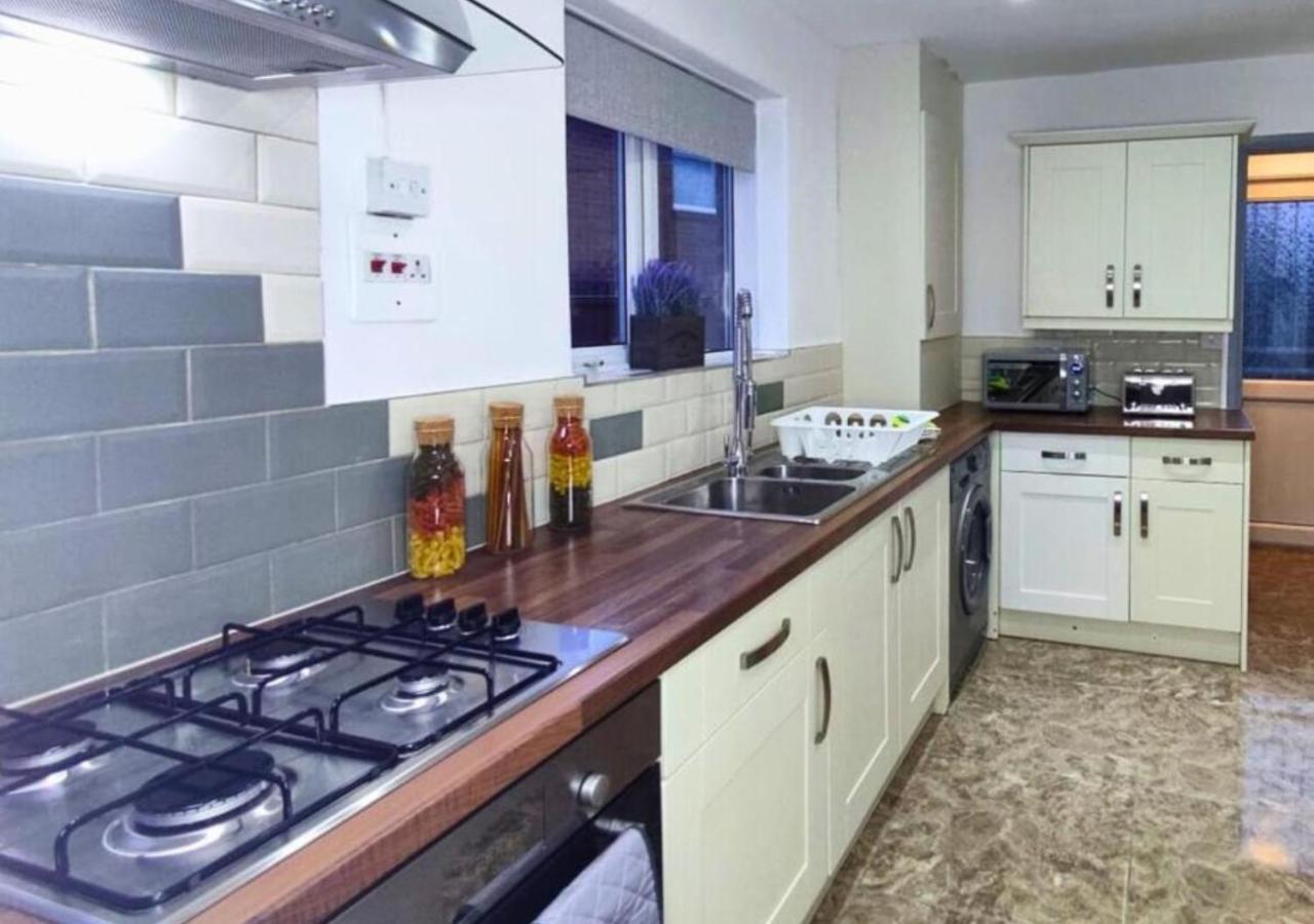 Comfortable 3 Bedrooms Leeds Beach House - Ideal For Family And Contractors - Free Parking For 2 Cars 외부 사진