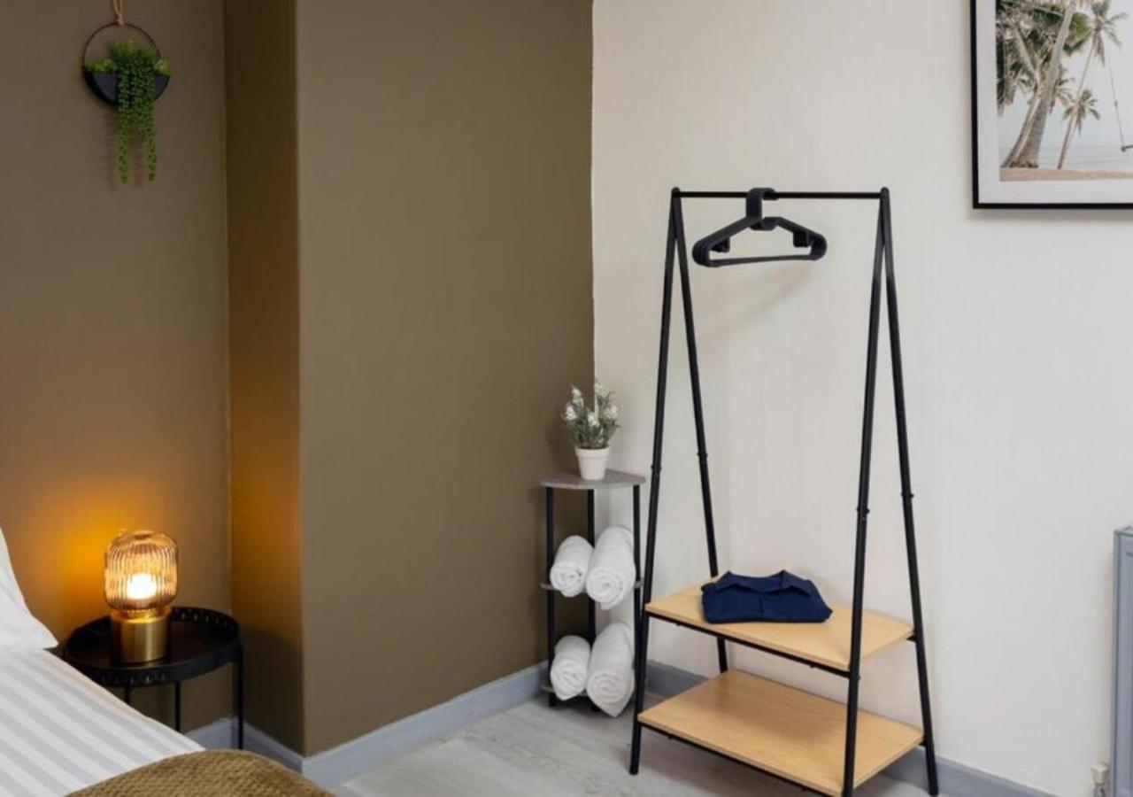 Comfortable 3 Bedrooms Leeds Beach House - Ideal For Family And Contractors - Free Parking For 2 Cars 외부 사진